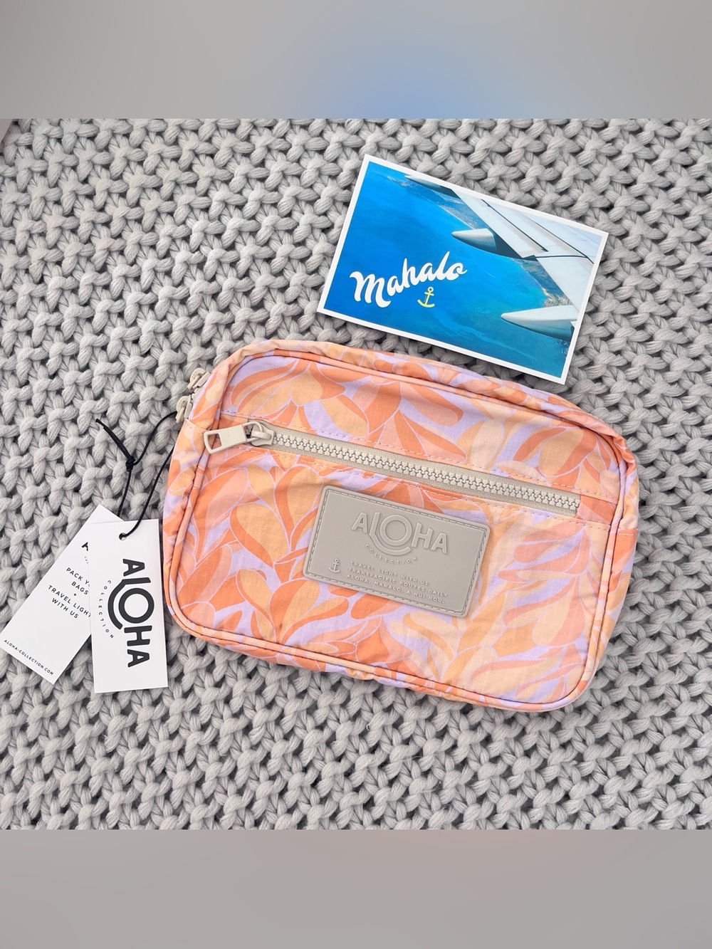 Aloha Collection• KEEP IT LIGHT HIP PACK LEI STAND Peachy